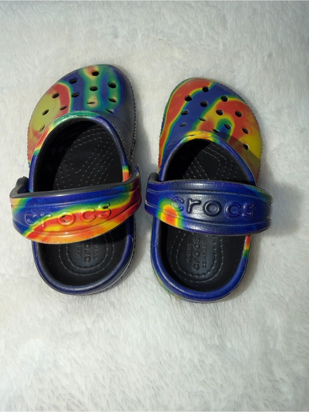 CROCS Kids Clog in Rainbow Swirl (Blue, Green, Yellow, Red) - Picture 4 of 5